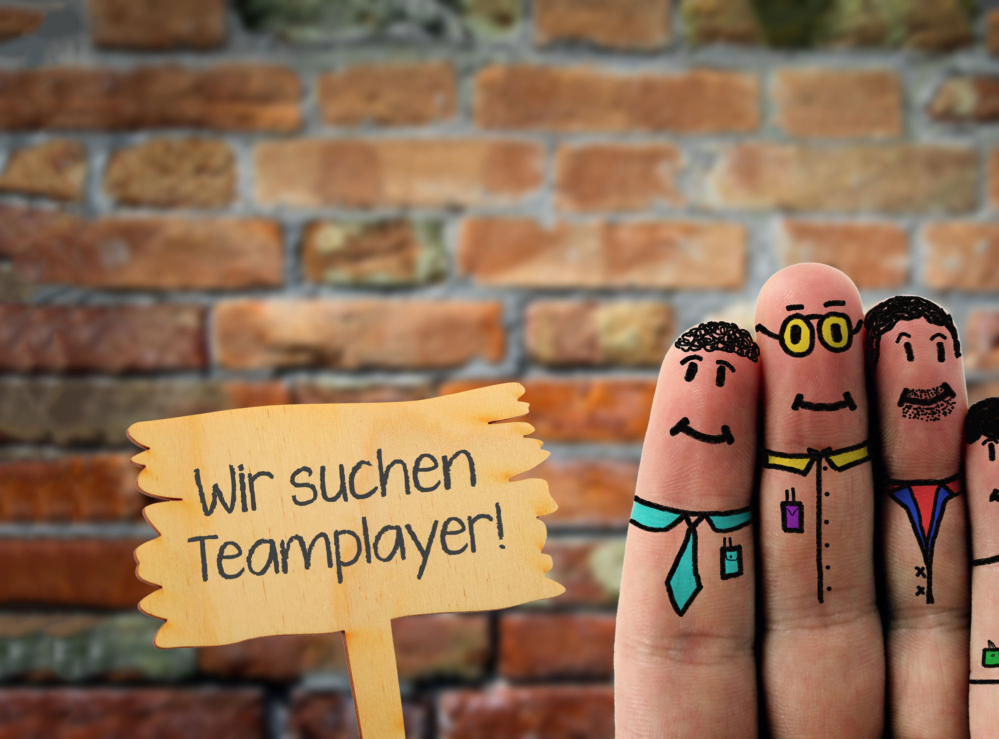 Finger mit aufgemalten Figuren